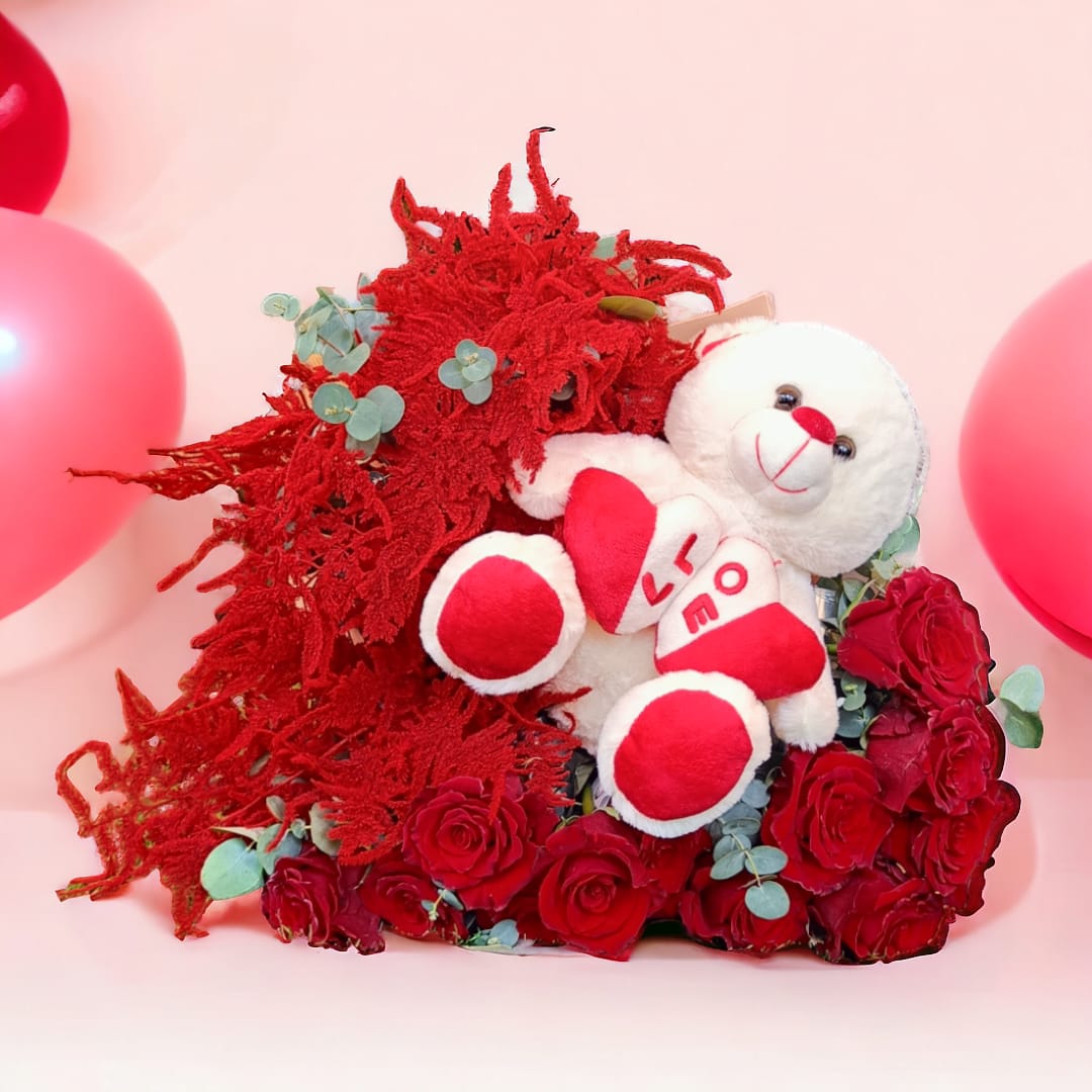 3d21c09c-e0aa-4fcf-bbb9-dda7a3f1d779 Teddy in love | Composizione di rose rosse