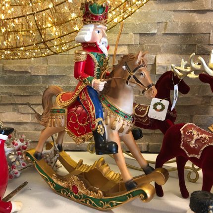 Soldato su cavallo a dondolo